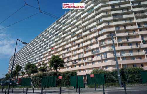 Photo d'un immeuble de logements pour valoriser l'article « Gros œuvre : entretenir et réparer les bâtiments en béton des Trente Glorieuses » de l'AQC